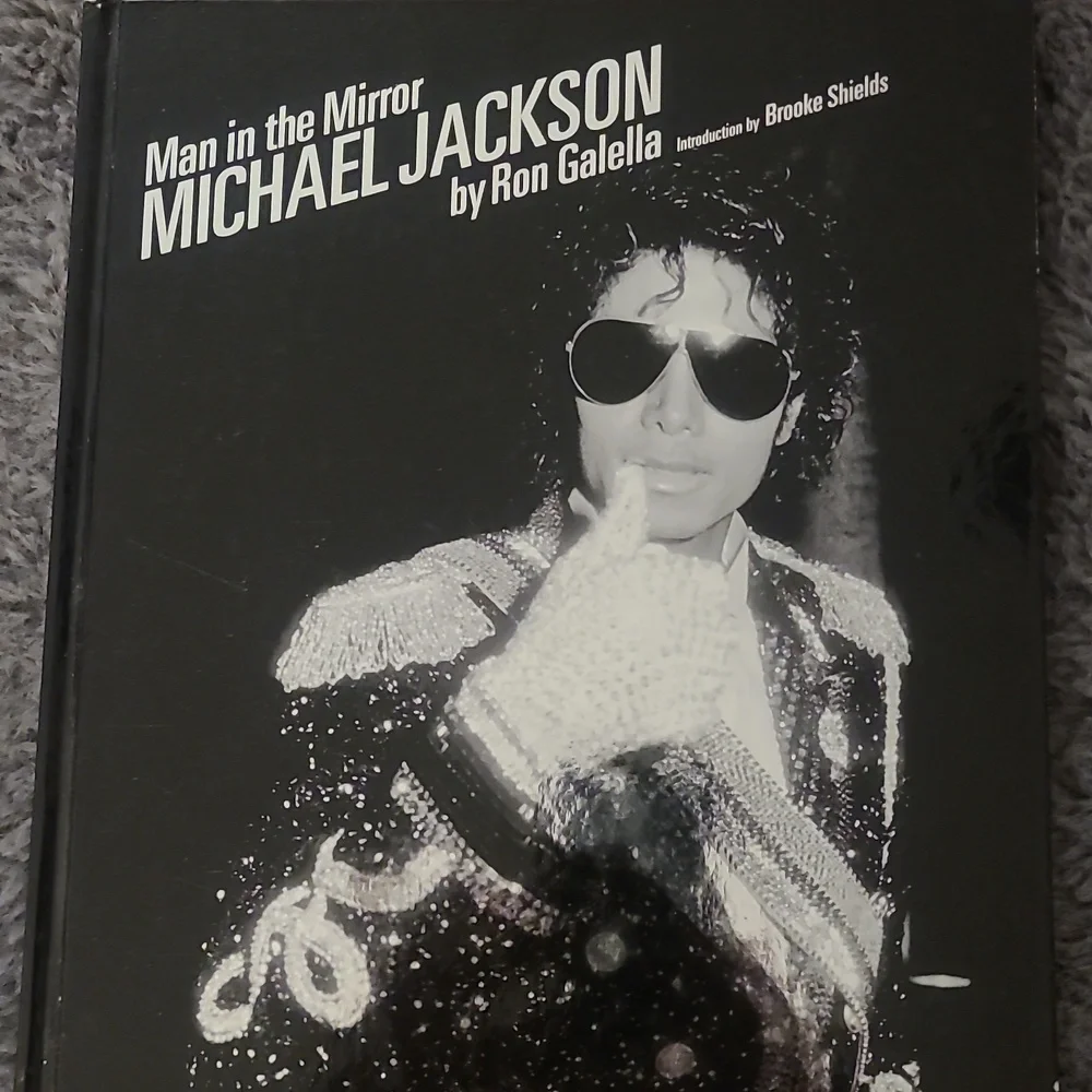 Michael Jackson book - Picture 1 of 3